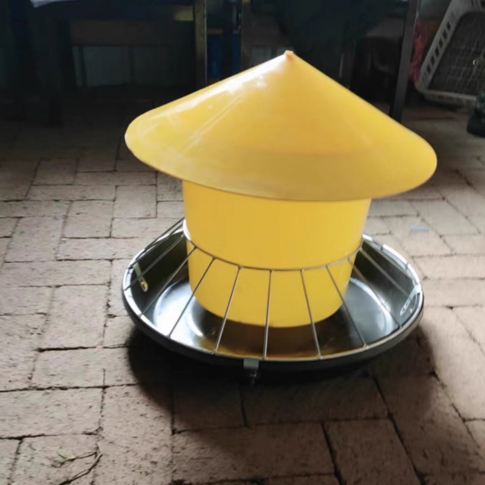 Comedero Redondo para Aves de  - Feeding reseña y precio